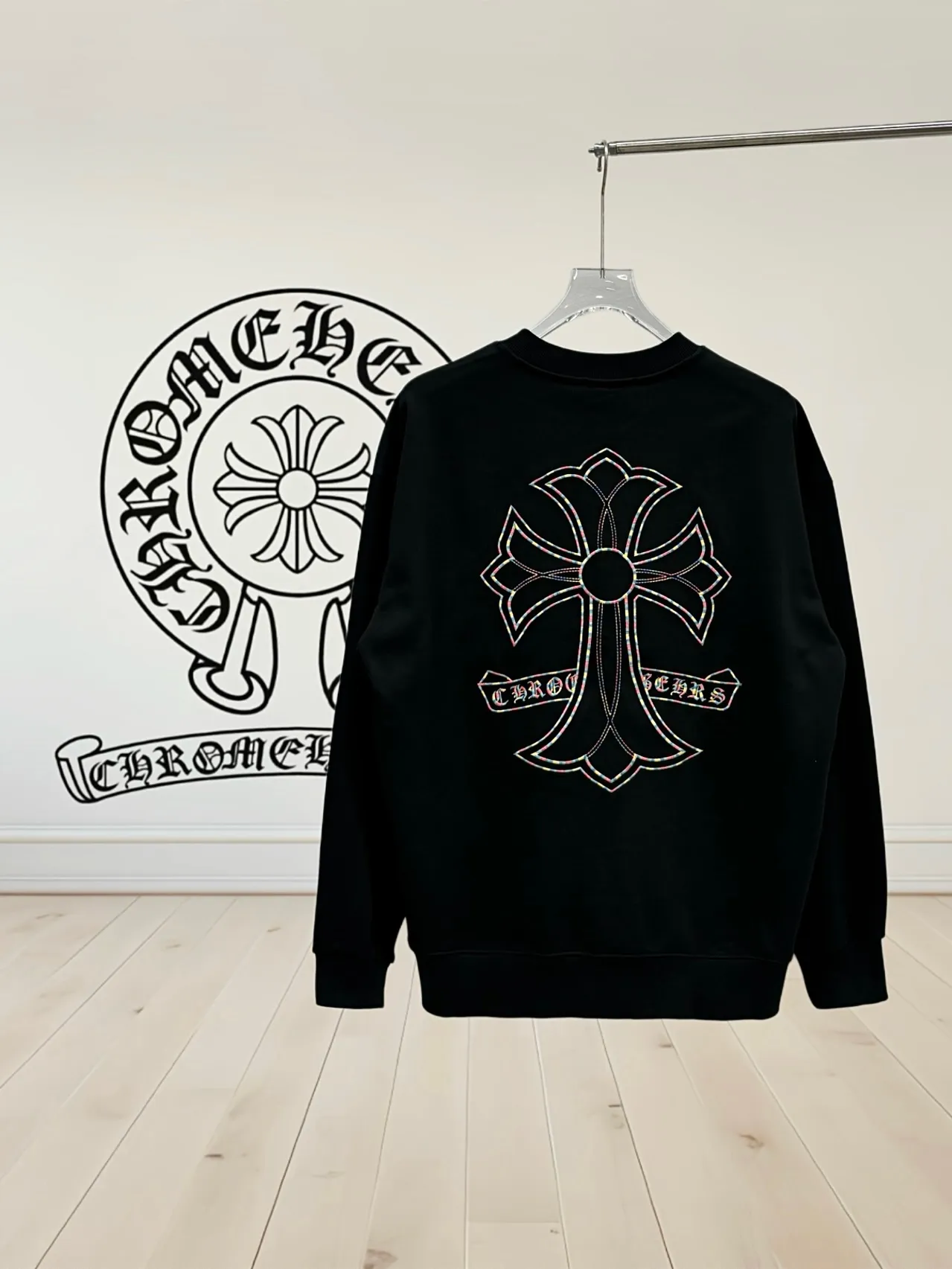 P250 [High Quality] Chrome Hearts Embroidery🪡Cross + Horseshoe‼ ️Round neck sweatshirt *Customized 420g terry cotton fabric, the fabric is soft, skin-friendly and comfortable *Embroidery process: front cross + rivet embroidery *A very simple and elegant classic continuation. It is unparalleled in terms of upper body comfort, interpreting your luxury and taste, and creating your fashion style and charm. Three complete standards. Same style for men and women. 𝐂𝐎𝐋𝐎𝐔𝐑: Black/White 𝐒𝐈𝐙𝐄: S-XL